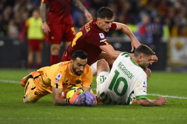 ABD 'li Domenico Berardi ve A.S. Roma' dan Marash Kumbulla, 12 Mart 2023 'te İtalya' nın başkenti Roma 'da düzenlenen Stadio Olimpico' da A.S. Roma ve ABD Sassuolo arasındaki Serie A Şampiyonası 'nın 26. günündeler. - Fotoğraf: Domenico Cippitelli / LiveMedi