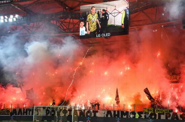 AEK FC taraftarları Yunanistan Süper Ligi, Maç 26, AEK FC ve Olympiacos FC arasında 12 Mart 2023 'te Atina, Yunanistan' da oynanan OPAP Arena karşılaşmasında eğleniyorlar. - Fotoğraf: Stefanos Kyriazis / LiveMedi