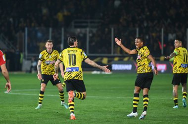 AEK FC takımından 10 STEVEN ZUBER, Yunan Süper Ligi, Matchday 26, AEK FC ve Olympiacos FC arasında 12 Mart 2023 'te Atina, Yunanistan' da oynanan OPAP Arena 'da oynanan karşılaşmayı takım arkadaşlarıyla kutluyor. - Fotoğraf: Stefanos Kyriazis / LiveMedi