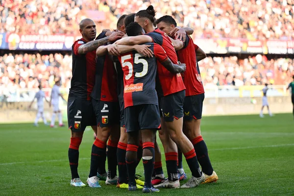 Genoa takımı 12 Mart 2023 tarihinde İtalya 'nın Cenova kentinde bulunan Luigi Ferraris Stadyumu' nda oynanan Cenova CFC - Ternana Calcio maçında 1-0 'lık gol attıktan sonra kutlama yapıyor.