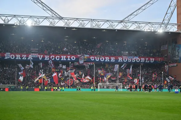 イタリアのサッカーセリエBの間のサポーターのジェノヴァは イタリアのジェノヴァのルイジ フェラーリ スタジアムでジェノヴァCfc対Ternana Calcioと一致しました ストック画像