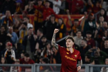 Nicola Zalewski (AS Roma), 12 Mart 2023 'te Roma' daki Olimpik Stadyumu 'nda AS Romanlar ve US Sassuolo arasında oynanan 2022 / 2023 tarihli İtalya Futbol Şampiyonası Ligi maçında 1-2' lik gol attıktan sonra kutluyor. - Fotoğraf: Fabrizio Corradetti / LiveMedi