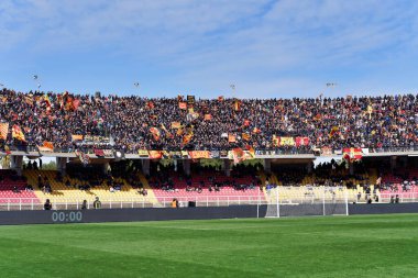 İtalya 'nın Lecce şehrindeki Via Del Mare Stadyumu' nda ABD Lecce ile Torino FC maçını destekleyenler 12 Mart 2023 - Emmanuele Mastrodonat