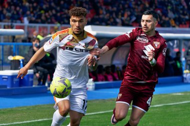İtalya 'nın Lecce kentindeki Via Del Mare Stadyumu' nda oynanan ABD Lecce vs Torino FC karşılaşmasında Valentin Gendrey (ABD Lecce) ve Nemanja Radonjic (Torino FC) (Torino FC) 12 Mart 2023 - Fotoğraf: Emmanuele Mastrodonat