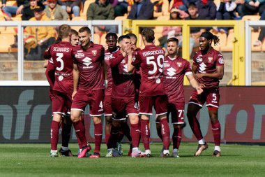 Stéphane Singo (Torino FC) 12 Mart 2023 'te İtalya' nın Lecce kentinde oynanan Via Del Mare stadyumunda ABD Lecce-Torino FC maçında takım arkadaşlarıyla gol attıktan sonra kutluyor.