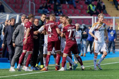 Lecce 'nin oyuncuları ve Torino' nun oyuncuları İtalya 'nın Lecce şehrindeki Via Del Mare stadyumunda oynanan Amerikan Lecce-Torino FC maçında tepki verdiler.