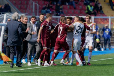 Lecce 'nin oyuncuları ve Torino' nun oyuncuları İtalya 'nın Lecce şehrindeki Via Del Mare stadyumunda oynanan Amerikan Lecce-Torino FC maçında tepki verdiler.