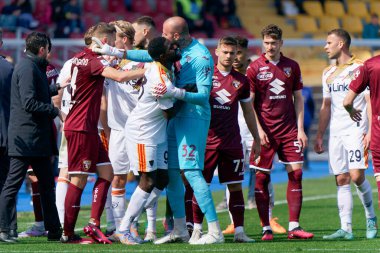 Lecce 'nin oyuncuları ve Torino' nun oyuncuları İtalya 'nın Lecce şehrindeki Via Del Mare stadyumunda oynanan Amerikan Lecce-Torino FC maçında tepki verdiler.