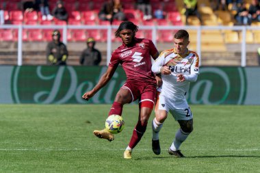 Andreaw Gravillon (Torino FC) ve Gabriel Strefezza (ABD Lecce) İtalya 'nın başkenti Lecce' deki Via Del Mare stadyumunda oynanan ABD Lecce vs Torino FC maçında, 12 Mart 2023 - Fotoğraf: Emmanuele Mastrodonat
