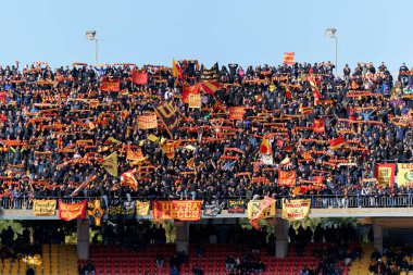 İtalya 'nın Lecce şehrindeki Via Del Mare Stadyumu' nda ABD Lecce ile Torino FC maçını destekleyenler 12 Mart 2023 - Emmanuele Mastrodonat