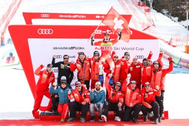 Alp yarışı 2023 Audi FIS Dünya Kayak Kupası 'nda Marco ODERMATT' i (SUI) kutlayan İsviçreli takım - Kranjska Gora, Slovenya 'daki Kranjska Gora' da Erkekler Dev Slalom, 12 Mart 2023 - Fotoğraf: Luca Tedesch