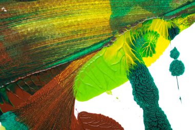 yeşil sarı ve kahverengi soyut akrilik boya renk dokusu beyaz kağıt arkaplan üzerinde rorschach mürekkep lekesi yöntemi kullanılarak