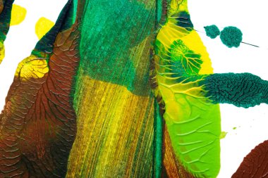 yeşil sarı ve kahverengi soyut akrilik boya renk dokusu beyaz kağıt arkaplan üzerinde rorschach mürekkep lekesi yöntemi kullanılarak