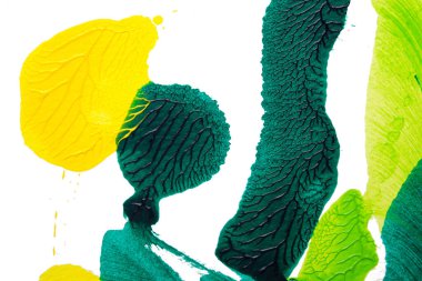 yeşil sarı ve kahverengi soyut akrilik boya renk dokusu beyaz kağıt arkaplan üzerinde rorschach mürekkep lekesi yöntemi kullanılarak