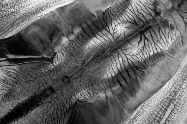 Beyaz kağıda akrilik renkler çizdim ve kağıdı karıştırılmış akrilik renklerin dokusunu oluşturan rorschach mürekkep lekesine benzer şekilde katladım..