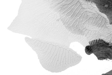 Beyaz kağıda akrilik renkler çizdim ve kağıdı karıştırılmış akrilik renklerin dokusunu oluşturan rorschach mürekkep lekesine benzer şekilde katladım..