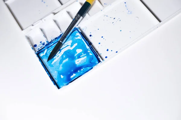 Artista Aquarela Misturando Prato Paleta Fundo Branco Para Logotipo Banner — Fotografia de Stock