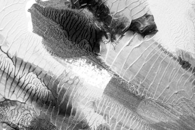 Beyaz kağıda akrilik renkler çizdim ve kağıdı karıştırılmış akrilik renklerin dokusunu oluşturan rorschach mürekkep lekesine benzer şekilde katladım..