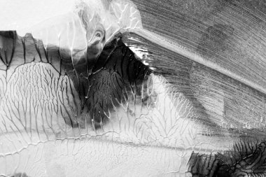 Beyaz kağıda akrilik renkler çizdim ve kağıdı karıştırılmış akrilik renklerin dokusunu oluşturan rorschach mürekkep lekesine benzer şekilde katladım..