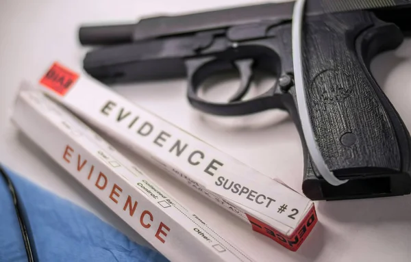 Pistola Sellada Laboratorio Criminalístico Junto Pruebas Adn Investigación Criminal Investigación —  Fotos de Stock