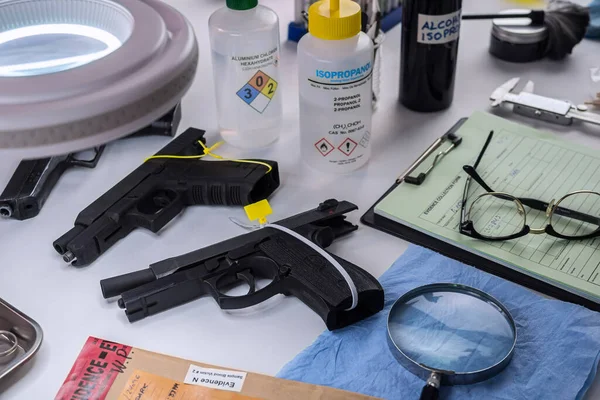Várias Pistolas Automáticas Seladas Laboratório Criminal Investigação Criminal Imagem Conceito — Fotografia de Stock