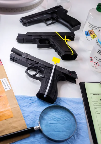 Suç laboratuarında çeşitli otomatik tabancalar, suç soruşturması, konsept görüntü