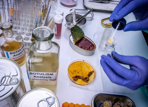 Científico Laboratorio Experimentado Analizando Una Muestra Una Lata Comida Enlatada — Foto de Stock