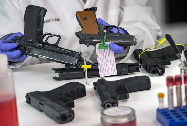 Поліцейський Аналізує Кілька Автоматичних Пістолетів Злочинній Лабораторії Концептуальне Зображення — стокове фото