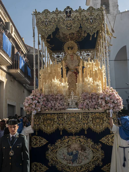 Linares Jenスペイン 4月9日 ヌエストラ ソーラ アモール エルモソの玉座のキャンドル 刺繍入りファブリックと花の正面 Linares Jaen — ストック写真