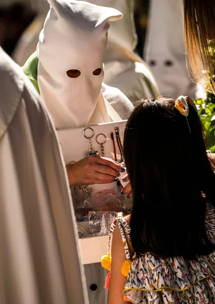 西班牙安达卢西亚复活节游行期间买纪念品的女孩 — 图库照片