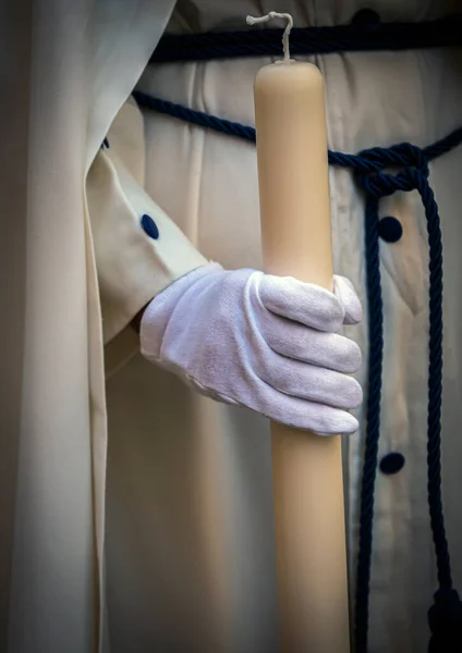 在西班牙圣周期间 忏悔的小白脸拿着蜡烛 — 图库照片
