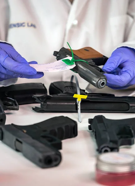 Científico Policía Señala Número Serie Arma Fuego Sellada Laboratorio Criminalístico —  Fotos de Stock