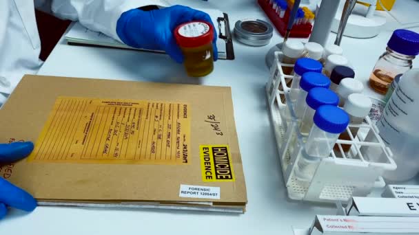 Cientista Polícia Procura Arquivo Urina Análise Suspeito Assassinato Vídeo Conceitual — Vídeo de Stock