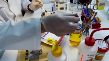 Bilimsel polis balistik laboratuvarında bir mermi kapağını inceliyor, kavramsal video.