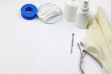 Doktorun muayenehanesindeki doktor ayağındaki çivileri inceledi.