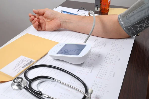 Lekarz Sprawdza Ciśnienie Krwi Pacjenta Gabinecie Lekarskim Klinice — Zdjęcie stockowe