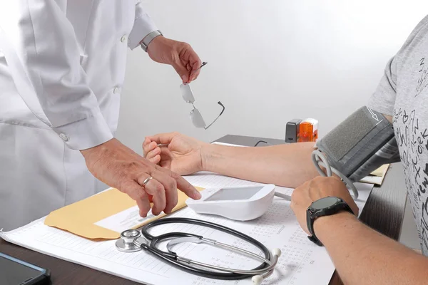 Läkare Kontrollerar Blodtrycket Hos Patient Läkarmottagningen — Stockfoto