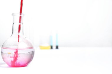 deneyler sırasında beyaz zemin üzerinde bir laboratuvar tablo Labaratuar donanımları