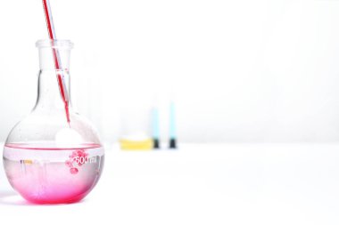 deneyler sırasında beyaz zemin üzerinde bir laboratuvar tablo Labaratuar donanımları