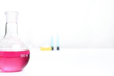 deneyler sırasında beyaz zemin üzerinde bir laboratuvar tablo Labaratuar donanımları