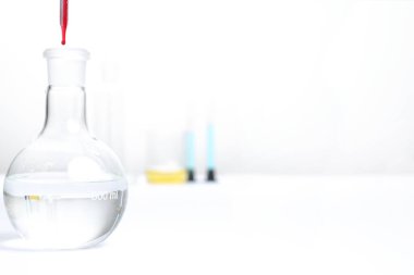 deneyler sırasında beyaz zemin üzerinde bir laboratuvar tablo Labaratuar donanımları