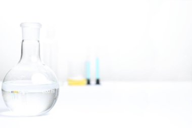 deneyler sırasında beyaz zemin üzerinde bir laboratuvar tablo Labaratuar donanımları