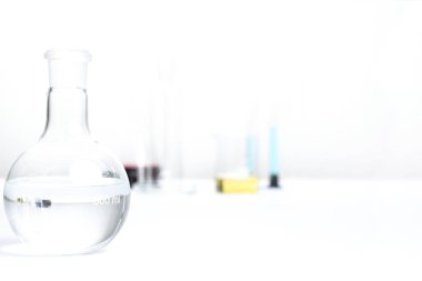 deneyler sırasında beyaz zemin üzerinde bir laboratuvar tablo Labaratuar donanımları