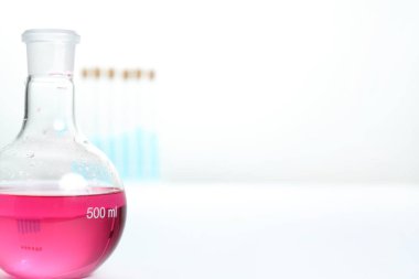 deneyler sırasında beyaz zemin üzerinde bir laboratuvar tablo Labaratuar donanımları