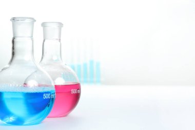 deneyler sırasında beyaz zemin üzerinde bir laboratuvar tablo Labaratuar donanımları