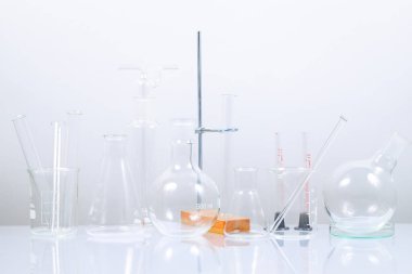 deneyler sırasında beyaz zemin üzerinde bir laboratuvar tablo Labaratuar donanımları