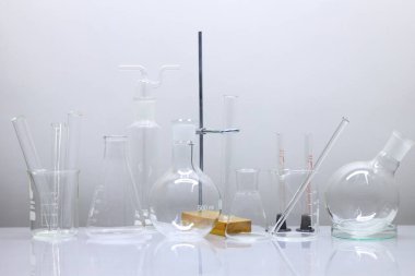 deneyler sırasında beyaz zemin üzerinde bir laboratuvar tablo Labaratuar donanımları