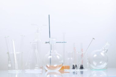 deneyler sırasında beyaz zemin üzerinde bir laboratuvar tablo Labaratuar donanımları