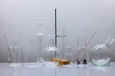 deneyler sırasında beyaz zemin üzerinde bir laboratuvar tablo Labaratuar donanımları