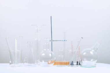 deneyler sırasında beyaz zemin üzerinde bir laboratuvar tablo Labaratuar donanımları